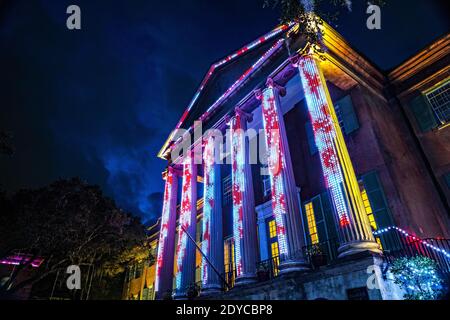 Charleston, Stati Uniti d'America. 23 dicembre 2020. Un colorato spettacolo di luci di Natale chiamato Cougar Night Lights in mostra nel Cistern Yard al College of Charleston a Charleston, Carolina del Sud. Credit: Planetpix/Alamy Live News Foto Stock