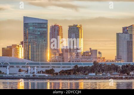 L'alba della mattina invernale con vista dello skyline di San Diego. La vista è da Coronado, CA, Stati Uniti. Foto Stock