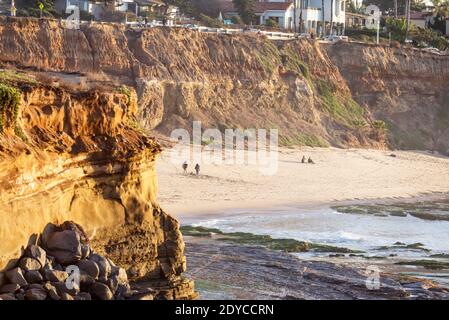 Scena costiera invernale al Sunset Cliffs Natural Park. San Diego, California, Stati Uniti. Nessuna spiaggia di surf sullo sfondo. Foto Stock