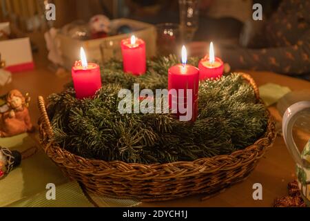 È una tradizione cattolica romana che una di quattro Le candele si accendono su un Adventkranz (corona dell'avvento) Per ogni domenica durante l'Avvento in Austria Foto Stock