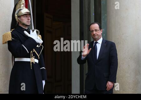 Il presidente francese, Francois hollande saluta al Palazzo presidenziale Elysee dopo la riunione settimanale del gabinetto, a Parigi, Francia, il 3 gennaio 2013. Foto di Stephane Lemouton/ABACAPRESS.COM. Foto Stock