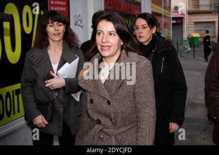 Il Ministro per l'uguaglianza dei territori e l'edilizia Cecile Duflot fa una visita ai quadranti in un edificio occupato da attivisti Jeudi Noir e situato 20 rue de Valenciennes a Parigi, Francia, 7 gennaio 2013. 60 persone vivono lì dal dicembre 29. Foto di Audrey Poree/ABACAPRESS.COM Foto Stock