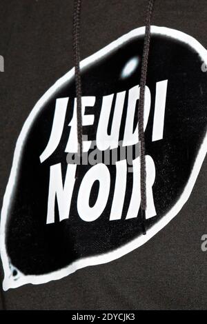 Il logo di Jeudi Noir è visto in un edificio occupato dai suoi attivisti e situato 20 rue de Valenciennes a Parigi, Francia, 7 gennaio 2013. 60 persone vivono lì dal dicembre 29. Foto di Audrey Poree/ABACAPRESS.COM Foto Stock