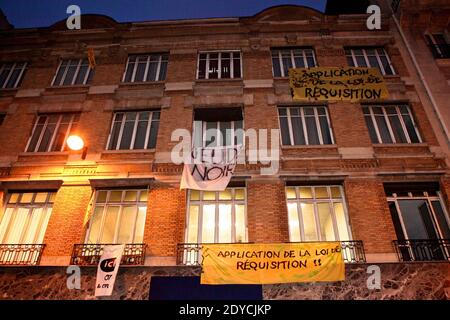 Vista generale di un edificio occupato da attivisti Jeudi Noir e situato 20 rue de Valenciennes a Parigi, Francia, 7 gennaio 2013. 60 persone vivono lì dal dicembre 29. Foto di Audrey Poree/ABACAPRESS.COM Foto Stock
