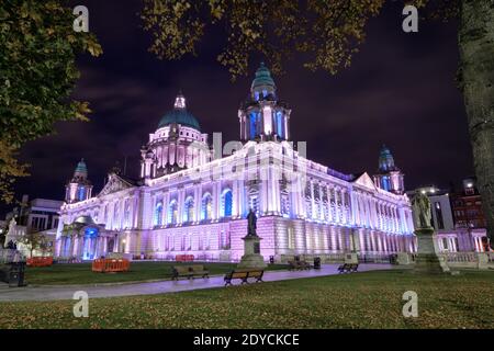 Il municipio di Belfast è illuminato di notte in luce viola Foto Stock