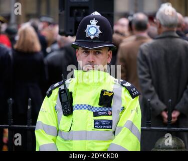 Il poliziotto di Londra si è adito alla sicurezza al di fuori di un evento affollato Foto Stock