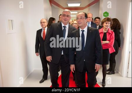 Alain Boudou, presidente francese Francois Hollande e ministro francese junior per anziani e disabili Michele Delaunay in visita al laboratorio di chimica noto come "Polymeres Organiques (LCPO)" a Talence, Francia, il 10 gennaio 2013. Hollande è stata nella regione per una visita dedicata agli investimenti futuri e alle aziende high-tech. Foto di Baptiste Fenouil/piscina/ABACAPRESS.COM Foto Stock