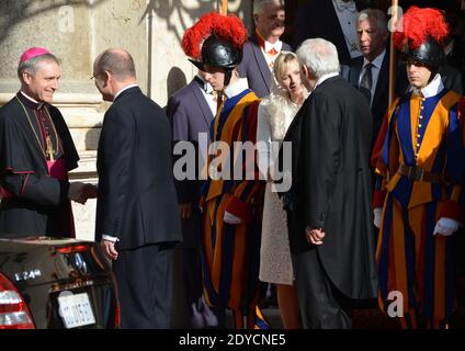 Il principe Alberto di Monaco e la principessa di sua moglie Charlene arrivano in Vaticano il 12 gennaio 2013 per incontrare Papa Benedetto XVI per un'udienza privata. A sinistra : Georg Ganswein, segretario privato del papa. Foto di Eric Vandeville/ABACAPRESS.COM Foto Stock