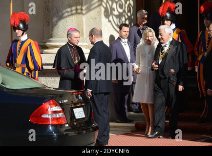 Il principe Alberto di Monaco e la principessa di sua moglie Charlene arrivano in Vaticano il 12 gennaio 2013 per incontrare Papa Benedetto XVI per un'udienza privata. A sinistra : Georg Ganswein, segretario privato del papa. Foto di Eric Vandeville/ABACAPRESS.COM Foto Stock