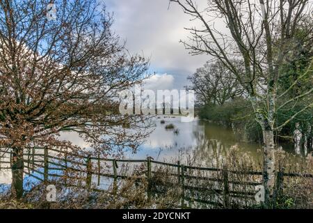 I campi di Norfolk si sono allagati in una bella giornata durante l'inverno. Vicino a Babingley nella parte ovest di Norfolk. Foto Stock