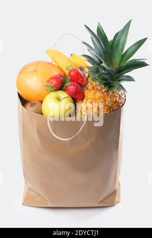 Frutta e verdura in carta sacchetto shopper isolate su sfondo bianco Foto Stock