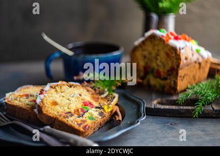 Servita tradizionale torta Stollen vacanza su rustico sfondo di legno Foto Stock