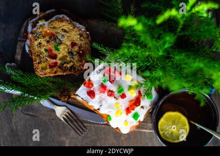 Servita tradizionale torta Stollen vacanza su rustico sfondo di legno Foto Stock