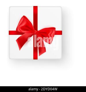 Confezione regalo quadrata bianca con un grande nastro rosso lucido a prua vista dall'alto isolato su sfondo bianco. Illustrazione vettoriale realistica del mockup del regalo. Concetto di Illustrazione Vettoriale