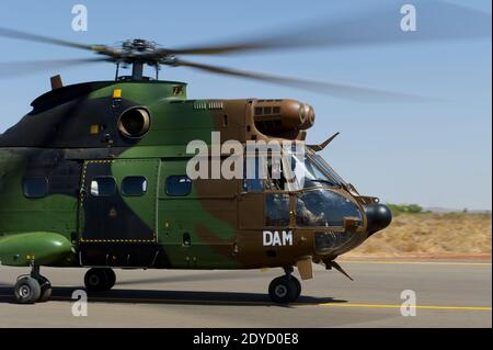 La foto dell'handout rilasciata dall'esercito francese il 19 gennaio mostra elicotteri francesi scaricati nella base aerea di Bamako, Mali, il 18 gennaio 2013. Foto di ECPAD/ABACAPRESS.COM Foto Stock