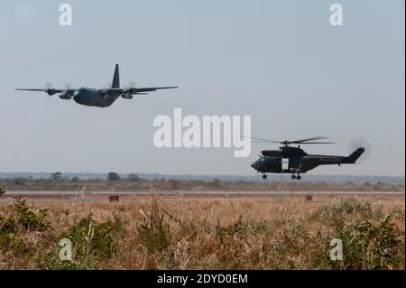 La foto dell'handout rilasciata dall'esercito francese il 19 gennaio mostra elicotteri francesi scaricati nella base aerea di Bamako, Mali, il 18 gennaio 2013. Foto di ECPAD/ABACAPRESS.COM Foto Stock