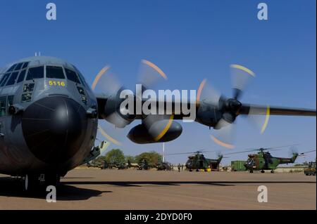 La foto dell'handout rilasciata dall'esercito francese il 19 gennaio mostra elicotteri francesi scaricati nella base aerea di Bamako, Mali, il 18 gennaio 2013. Foto di ECPAD/ABACAPRESS.COM Foto Stock