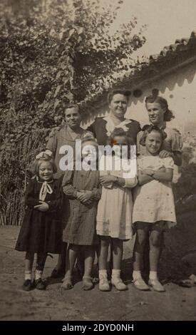 VILLANOVA DEL GHEBBO, ITALIA 15 APRILE 1958: Ritratto di famiglia negli anni '50 Foto Stock