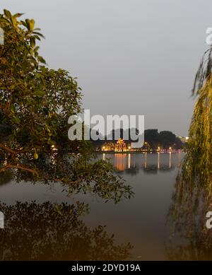 Vietnam Hanoi la Pagoda delle tartarughe sul lago Hoan Kiem al tramonto. Foto Stock