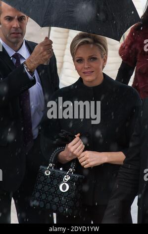 La principessa Charlene de Monaco arriva alla mostra della collezione Primavera-Estate 2013 Christian Dior, tenutasi presso l'espace Ephemere des Tuileries a Parigi, Francia, il 21 gennaio 2013. Foto di Nicolas Genin/ABACAPRESS.COM Foto Stock