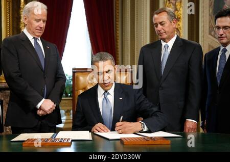 Il presidente degli Stati Uniti Barack Obama (C) firma un proclama per commeorare l'inaugurazione, intitolata a National Day of Hope and Resolve, direttamente dopo le cerimonie di giuramento nel Campidoglio degli Stati Uniti a Washington il 21 gennaio 2013. Foto di Jonathan Ernst/Pool/ABACAPRESS.COM Foto Stock