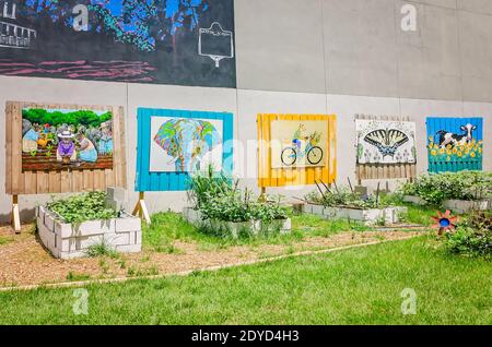 L'arte è installata sopra le basi vegetali nel giardino perduto, un giardino della comunità del centro e l'installazione d'arte, 9 agosto 2017, in Mobile, Alabama. Foto Stock