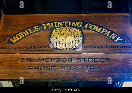 Mobile Printing Company presenta un segno di legno che fa pubblicità ai loro servizi di stampa offset e di letterpress, 9 agosto 2017, in Mobile, Alabama. Foto Stock