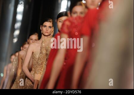 Un modello indossa una creazione del designer libanese Elie Saab per la sua collezione Haute-Couture Primavera-Estate 2013 che si tiene al Pavillon Cambon, a Parigi, Francia, il 23 gennaio 2013. Foto di Nicolas Gouhier/ABACAPRESS.COM Foto Stock