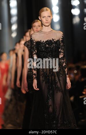 Un modello indossa una creazione del designer libanese Elie Saab per la sua collezione Haute-Couture Primavera-Estate 2013 che si tiene al Pavillon Cambon, a Parigi, Francia, il 23 gennaio 2013. Foto di Nicolas Gouhier/ABACAPRESS.COM Foto Stock