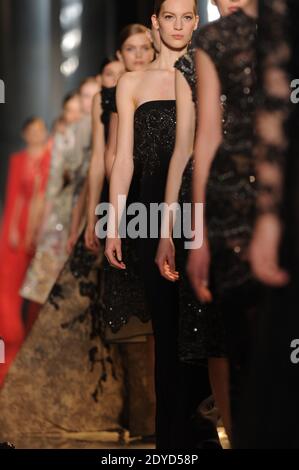 Un modello indossa una creazione del designer libanese Elie Saab per la sua collezione Haute-Couture Primavera-Estate 2013 che si tiene al Pavillon Cambon, a Parigi, Francia, il 23 gennaio 2013. Foto di Nicolas Gouhier/ABACAPRESS.COM Foto Stock