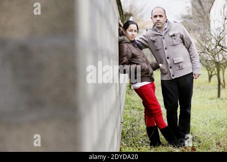 Marine Ballester, 19 ans, posa en compagnie de son pere Jean-Pascal a Libourne, Francia, le 27 janvier 2013. Marine a ete victime d'un AVC apres l'absorption de pilules contracceptives de quatrieme generation. A ce jour, une centaine de plaintes ont ete depoises. La pilule Diane 35 est un medicamento utilizzare dans le traitement de l'acne mais aussi comme contracceptif orale. Environ 315 000 femmes utilizaient la pilule Diane 35 ou ses generiques en France it 2012. Diane 35 est fabriquee par les laboratoires Bayer. Foto Patrick Bernard/ABCAPRESS.COM Foto Stock