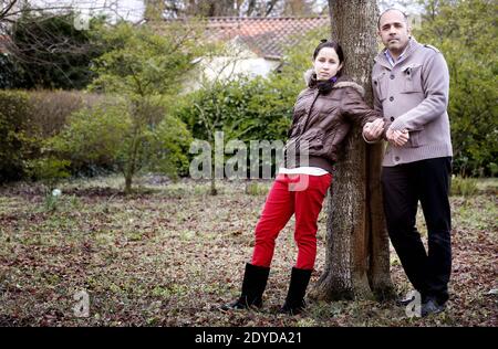 Marine Ballester, 19 ans, posa en compagnie de son pere Jean-Pascal a Libourne, Francia, le 27 janvier 2013. Marine a ete victime d'un AVC apres l'absorption de pilules contracceptives de quatrieme generation. A ce jour, une centaine de plaintes ont ete depoises. La pilule Diane 35 est un medicamento utilizzare dans le traitement de l'acne mais aussi comme contracceptif orale. Environ 315 000 femmes utilizaient la pilule Diane 35 ou ses generiques en France it 2012. Diane 35 est fabriquee par les laboratoires Bayer. Foto Patrick Bernard/ABCAPRESS.COM Foto Stock