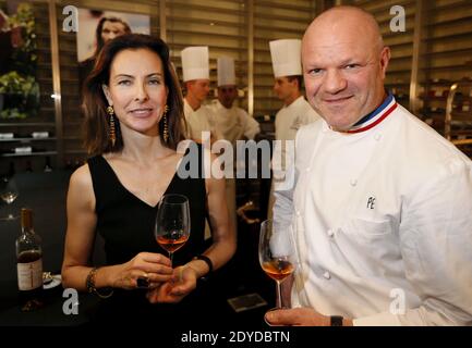 L'attrice Carole Bouquet e lo chef a due stelle Michelin Philippe Etcheborp e ospite dello spettacolo M6 'Cauchemar en cuisine' presentano il suo nuovo vino d'annata 2009 alla cantina 'Bordeaux Magnum' di Bordeaux, Francia, il 31 gennaio 2013. Il "Sangue d’Oro" è un vino bianco sciropposo della sua vigna siciliana. Foto di Patrick Bernard/ABCAPRESS.COM Foto Stock