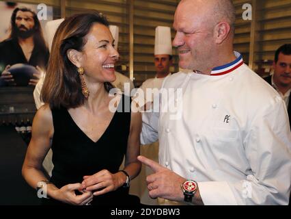 L'attrice Carole Bouquet e lo chef a due stelle Michelin Philippe Etcheborp e ospite dello spettacolo M6 'Cauchemar en cuisine' presentano il suo nuovo vino d'annata 2009 alla cantina 'Bordeaux Magnum' di Bordeaux, Francia, il 31 gennaio 2013. Il "Sangue d’Oro" è un vino bianco sciropposo della sua vigna siciliana. Foto di Patrick Bernard/ABCAPRESS.COM Foto Stock