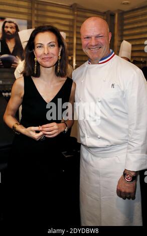 L'attrice Carole Bouquet e lo chef a due stelle Michelin Philippe Etcheborp e ospite dello spettacolo M6 'Cauchemar en cuisine' presentano il suo nuovo vino d'annata 2009 alla cantina 'Bordeaux Magnum' di Bordeaux, Francia, il 31 gennaio 2013. Il "Sangue d’Oro" è un vino bianco sciropposo della sua vigna siciliana. Foto di Patrick Bernard/ABCAPRESS.COM Foto Stock