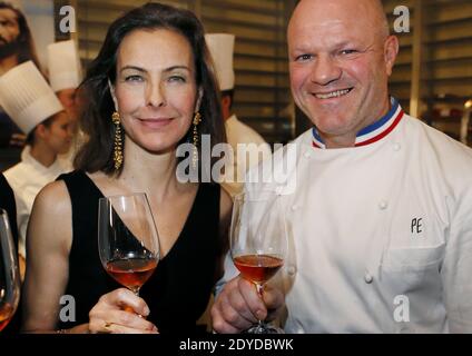 L'attrice Carole Bouquet e lo chef a due stelle Michelin Philippe Etcheborp e ospite dello spettacolo M6 'Cauchemar en cuisine' presentano il suo nuovo vino d'annata 2009 alla cantina 'Bordeaux Magnum' di Bordeaux, Francia, il 31 gennaio 2013. Il "Sangue d’Oro" è un vino bianco sciropposo della sua vigna siciliana. Foto di Patrick Bernard/ABCAPRESS.COM Foto Stock