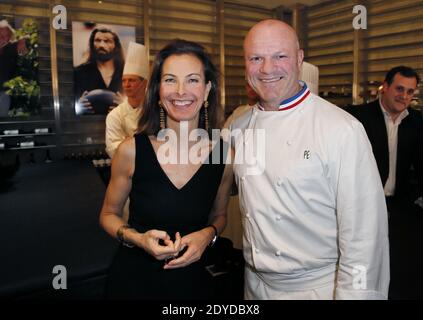 L'attrice Carole Bouquet e lo chef a due stelle Michelin Philippe Etcheborp e ospite dello spettacolo M6 'Cauchemar en cuisine' presentano il suo nuovo vino d'annata 2009 alla cantina 'Bordeaux Magnum' di Bordeaux, Francia, il 31 gennaio 2013. Il "Sangue d’Oro" è un vino bianco sciropposo della sua vigna siciliana. Foto di Patrick Bernard/ABCAPRESS.COM Foto Stock