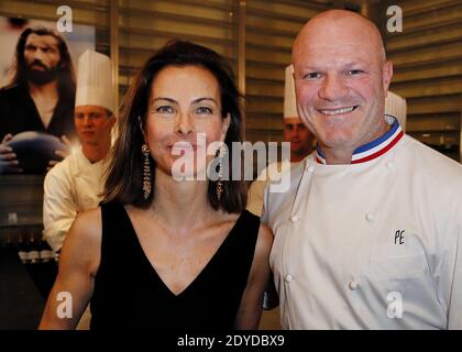 L'attrice Carole Bouquet e lo chef a due stelle Michelin Philippe Etcheborp e ospite dello spettacolo M6 'Cauchemar en cuisine' presentano il suo nuovo vino d'annata 2009 alla cantina 'Bordeaux Magnum' di Bordeaux, Francia, il 31 gennaio 2013. Il "Sangue d’Oro" è un vino bianco sciropposo della sua vigna siciliana. Foto di Patrick Bernard/ABCAPRESS.COM Foto Stock