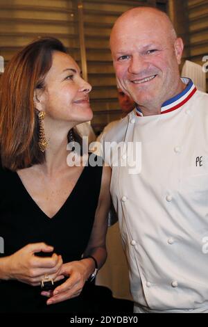 L'attrice Carole Bouquet e lo chef a due stelle Michelin Philippe Etcheborp e ospite dello spettacolo M6 'Cauchemar en cuisine' presentano il suo nuovo vino d'annata 2009 alla cantina 'Bordeaux Magnum' di Bordeaux, Francia, il 31 gennaio 2013. Il "Sangue d’Oro" è un vino bianco sciropposo della sua vigna siciliana. Foto di Patrick Bernard/ABCAPRESS.COM Foto Stock