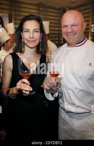 L'attrice Carole Bouquet e lo chef a due stelle Michelin Philippe Etcheborp e ospite dello spettacolo M6 'Cauchemar en cuisine' presentano il suo nuovo vino d'annata 2009 alla cantina 'Bordeaux Magnum' di Bordeaux, Francia, il 31 gennaio 2013. Il "Sangue d’Oro" è un vino bianco sciropposo della sua vigna siciliana. Foto di Patrick Bernard/ABCAPRESS.COM Foto Stock