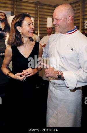 L'attrice Carole Bouquet e lo chef a due stelle Michelin Philippe Etcheborp e ospite dello spettacolo M6 'Cauchemar en cuisine' presentano il suo nuovo vino d'annata 2009 alla cantina 'Bordeaux Magnum' di Bordeaux, Francia, il 31 gennaio 2013. Il "Sangue d’Oro" è un vino bianco sciropposo della sua vigna siciliana. Foto di Patrick Bernard/ABCAPRESS.COM Foto Stock