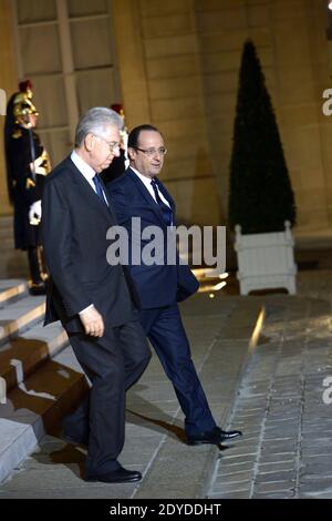 Il presidente francese Francois Hollande scortò il primo ministro italiano uscente e il leader di una coalizione centrista per le prime elezioni di febbraio, Mario Monti, dopo un incontro al palazzo presidenziale Elysee a Parigi, in Francia, il 3 febbraio 2013. Foto di Mousse/ABACAPRESS.COM Foto Stock