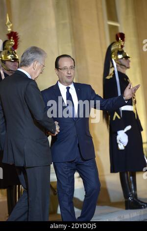 Il presidente francese Francois Hollande scortò il primo ministro italiano uscente e il leader di una coalizione centrista per le prime elezioni di febbraio, Mario Monti, dopo un incontro al palazzo presidenziale Elysee a Parigi, in Francia, il 3 febbraio 2013. Foto di Mousse/ABACAPRESS.COM Foto Stock