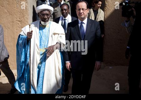 Il presidente Francois Hollande, affiancato dal presidente ad interim del Mali Dioncounda Traore, e Imam della Grande Moschea, visita la moschea di Djingareyber a Timbuktu, la seconda tappa della sua visita di un giorno a Mali, il 2 febbraio 2013. Gli islamisti avevano tormeggiato l'edificio che ospitava antichi manoscritti inestimabili mentre fuggivano dalla città. Foto di Julien Tack/ABACAPRESS.COM Foto Stock