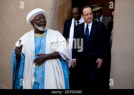 Il presidente Francois Hollande, affiancato dal presidente ad interim del Mali Dioncounda Traore, e Imam della Grande Moschea, visita la moschea di Djingareyber a Timbuktu, la seconda tappa della sua visita di un giorno a Mali, il 2 febbraio 2013. Gli islamisti avevano tormeggiato l'edificio che ospitava antichi manoscritti inestimabili mentre fuggivano dalla città. Foto di Julien Tack/ABACAPRESS.COM Foto Stock