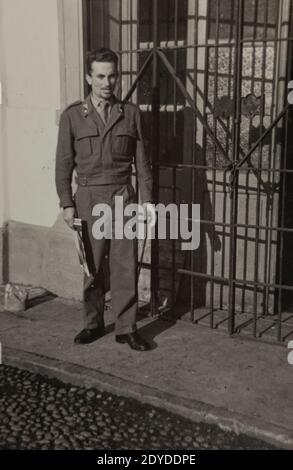 ROMA, ITALIA MAGGIO 1952: Poliziotto italiano negli anni cinquanta Foto Stock