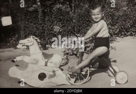 MILANO, ITALIA APRILE 1954: Bambino con giocattoli negli anni '50 Foto Stock