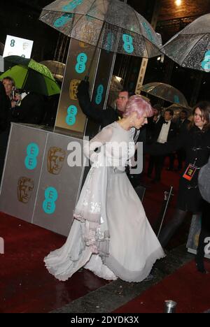 Helen Mirren arriva sul tappeto rosso durante il BAFTA (BAFTA British Academy Film Awards) a Londra, Regno Unito il 10 febbraio 2013. Foto di Denis Guignebourg/ABACAPRESS.COM Foto Stock