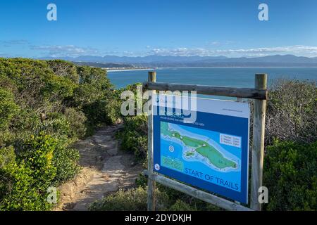 Baia di Plettenberg, Sudafrica - 29 ottobre 2019: Inizio dei sentieri con informazioni presso la Riserva Naturale di Robberg con vista panoramica sulla baia di Plettenberg Foto Stock