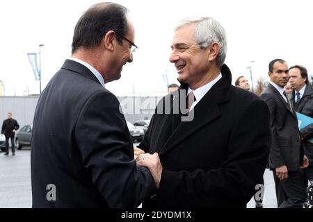 Il presidente francese Francois Hollande saluta Claude Bartolone l'inaugurazione del nuovo edificio dell'Archivio Nazionale nel sobborgo nord di Parigi di Pierrefitte-sur-Seine. Foto di Stephane Lemouton/ABACAPRESS.COM. Foto Stock